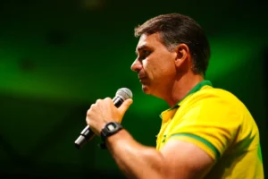 Empresas do interior de SP indicam votos em Flávio Bolsonaro a funcionários 