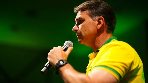 Empresas do interior de SP indicam votos em Flávio Bolsonaro a funcionários 