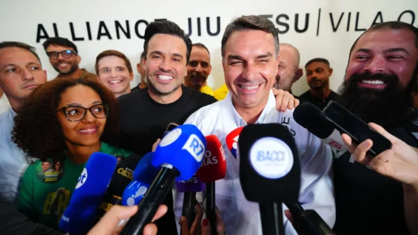 Plano de Flávio Bolsonaro ameaça ajuda a gestantes, saúde mental e outros direitos