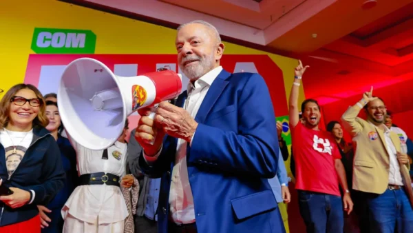 Campanha de Lula acusa dona do Instagram e Facebook de interferir em favor de Flávio Bolsonaro