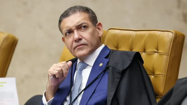 PT avalia pedir suspeição de Kassio; ala do STF diz estar de mãos atadas