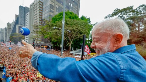 Ato pela reeleição de Lula leva milhares à Avenida Paulista