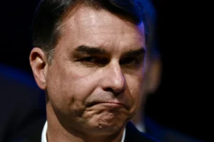 Antes de recuar, Flávio e sua campanha agiram 7 vezes contra fim da escala 6×1