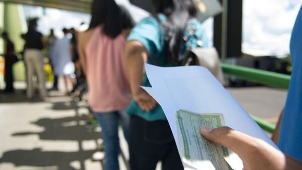 Eleições 2026: camiseta, adesivo, bandeira: o que pode usar para votar