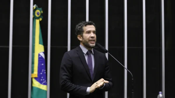 Janones reúne 1 milhão em tropa digital e quer mostrar Lula com mais calçada e menos helicóptero