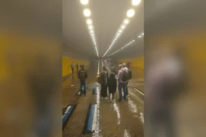 Chuva põe SP em estado de atenção, e carros ficam boiando no túnel do Anhangabaú