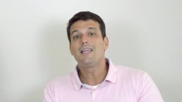 Alessandro Bronze abre o cofre depois das urnas