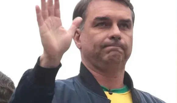 Flávio Bolsonaro diz que não irá ao debate na Band, e emissora afirma que púlpito ficará vazio