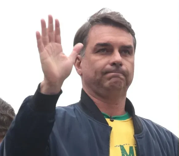 Flávio Bolsonaro diz que não irá ao debate na Band, e emissora afirma que púlpito ficará vazio
