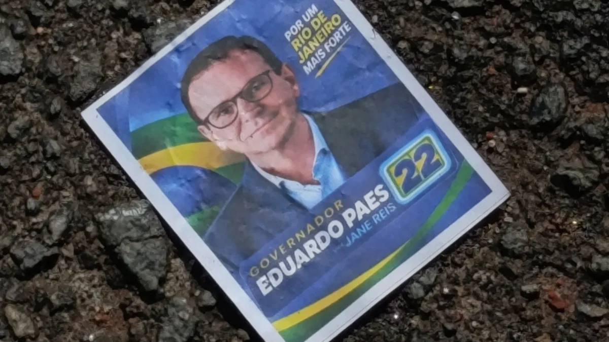 Santinhos de Paes aparecem com número de Ruas e confundem eleitores no Rio