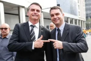 Flávio Bolsonaro visita Jair em prisão domiciliar pela primeira vez desde julho