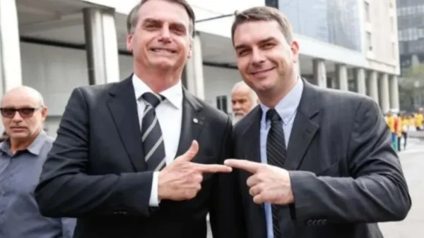 Flávio Bolsonaro visita Jair em prisão domiciliar pela primeira vez desde julho