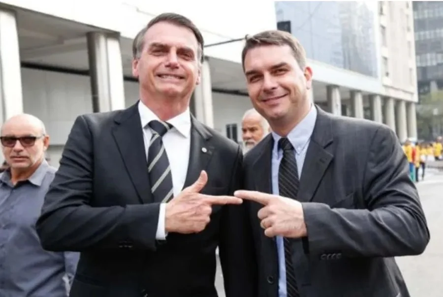 Flávio Bolsonaro visita Jair em prisão domiciliar pela primeira vez desde julho