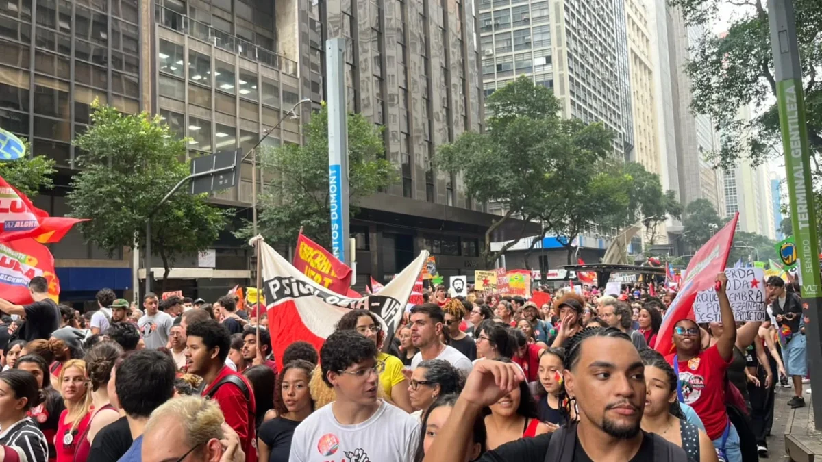 Tesouraço de Flávio Bolsonaro ameaça aporte de R$ 104 bi na educação e impõe privatizações