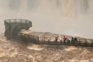 Com cheia do rio Iguaçu, parque retira grades de passarela que leva às Cataratas