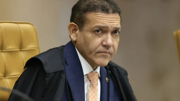 Decisões de Kassio contra Lula e a favor de Flávio incomodam ala do TSE e geram críticas