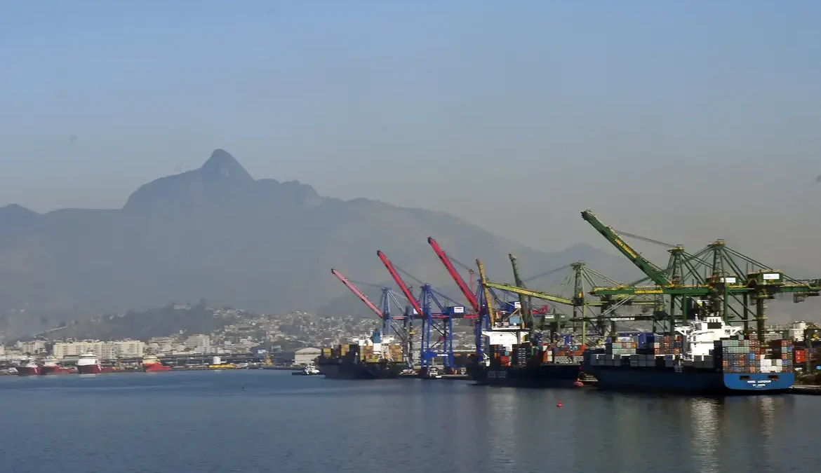 Previsão de superávit comercial de 2026 cai para US$ 84,4 bilhões