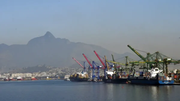 Previsão de superávit comercial de 2026 cai para US$ 84,4 bilhões