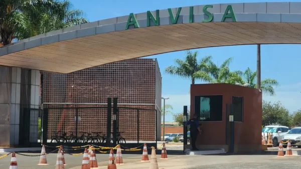 Anvisa proíbe venda de cosméticos e manda recolher gel falsificado