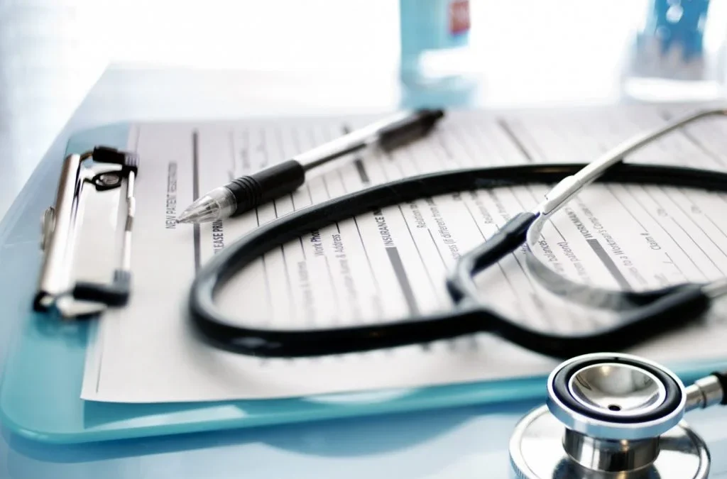 Médico é condenado a indenizar colega após chamá-la de ‘desprovida de inteligência’