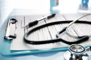 Médico é condenado a indenizar colega após chamá-la de ‘desprovida de inteligência’