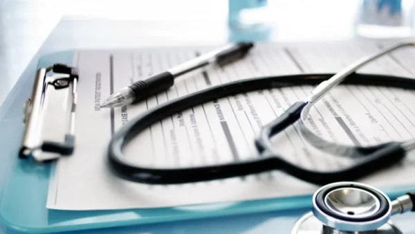 Médico é condenado a indenizar colega após chamá-la de ‘desprovida de inteligência’