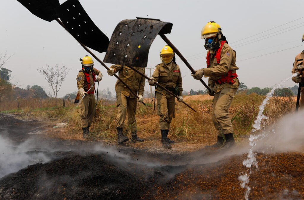 Fogo expõe limites, bombeiros resistem