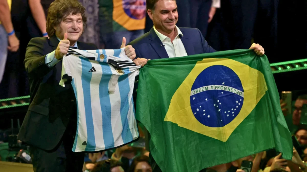 Se proposta de Flávio Bolsonaro estivesse valendo, valor do salário mínimo não chegaria a R$ 900 hoje