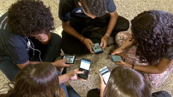 Pesquisa mostra que 82% são contra crianças de até 3 anos com celular