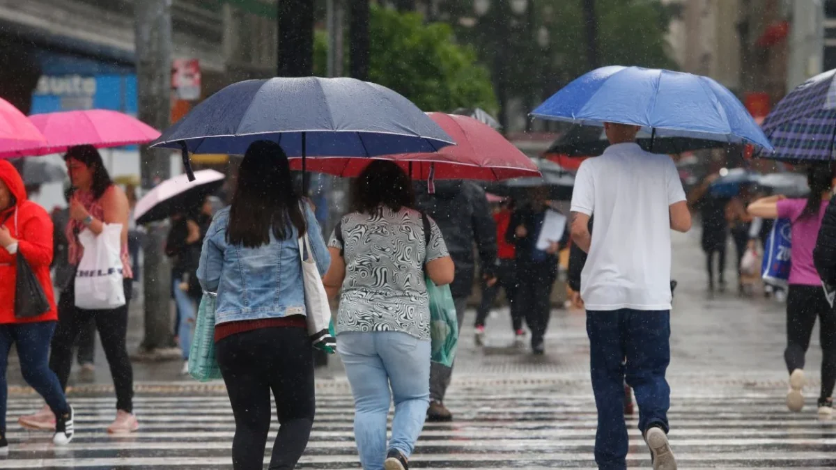 Semana começa com chuva forte e risco de temporais no Centro-Sul