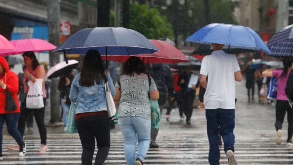 Semana começa com chuva forte e risco de temporais no Centro-Sul