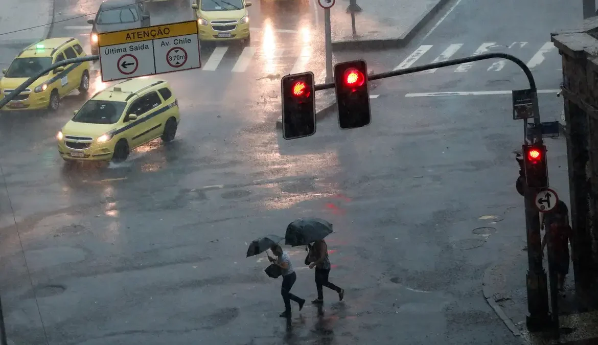 Semana começa com chuva forte e risco de temporais no Centro-Sul