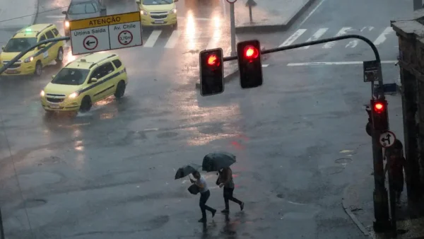 Semana começa com chuva forte e risco de temporais no Centro-Sul