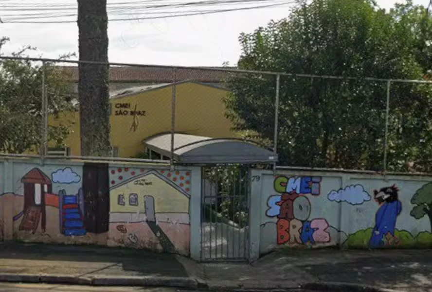 Homem armado com faca faz crianças reféns em escola de Curitiba