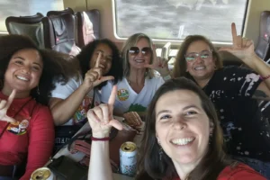 Brasileiros viajam centenas de quilômetros para tentar impedir vitória de Flávio Bolsonaro