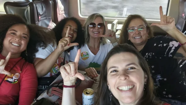 Brasileiros viajam centenas de quilômetros para tentar impedir vitória de Flávio Bolsonaro