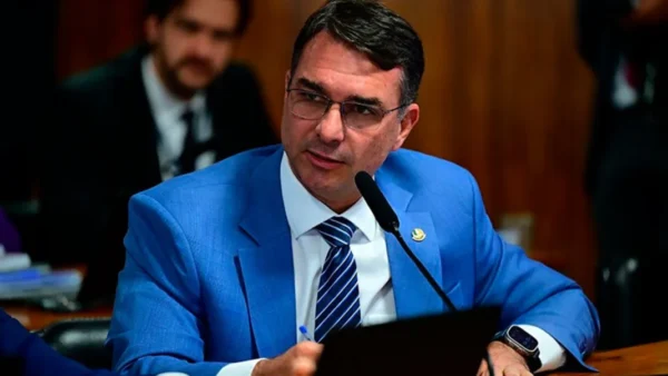 Grupo de Flávio Bolsonaro tenta esvaziar debate sobre fim da 6×1, mas sessão está mantida