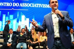 Flávio faz visita ao pai em prisão domiciliar e recebe apoios em SP