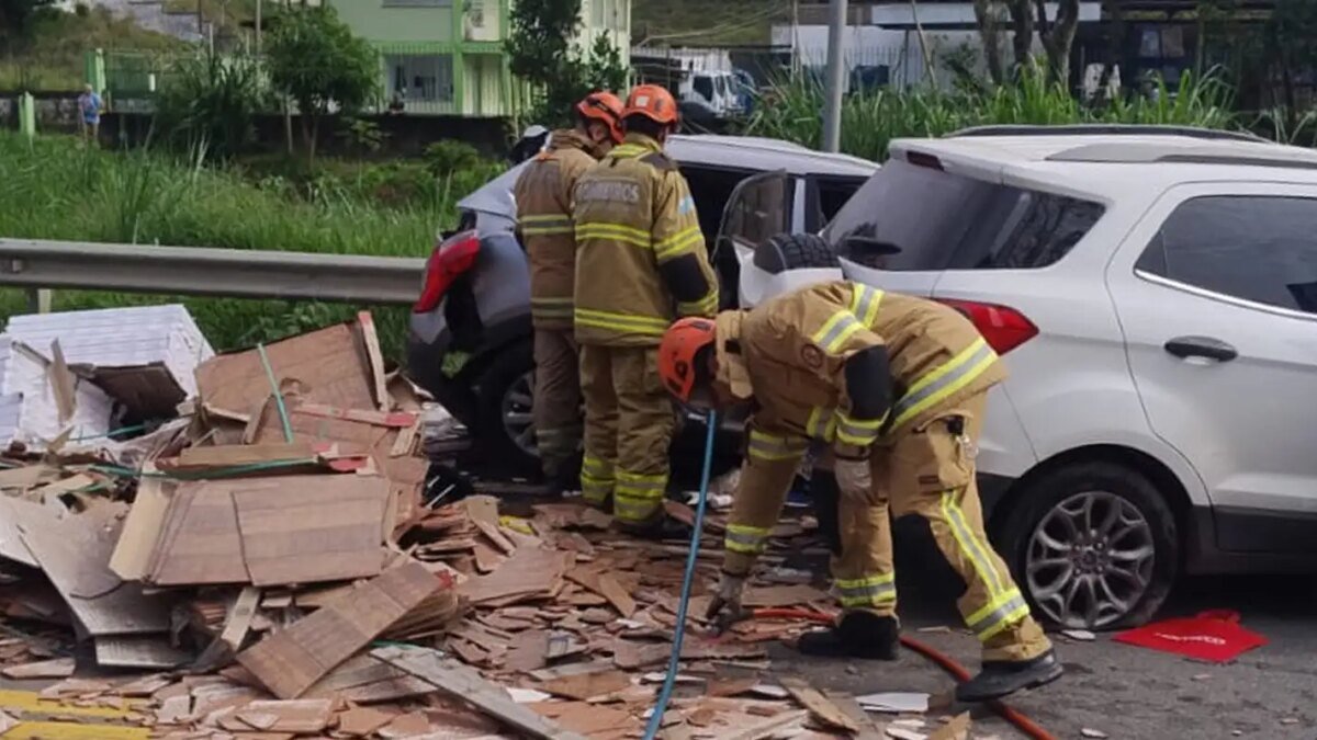 Acidente em Barra do Piraí deixa cinco pessoas mortas e nove feridos