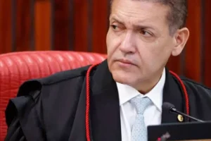 Kassio só vai liberar em 48 horas canal de Janones, mas poupa o de Flávio
