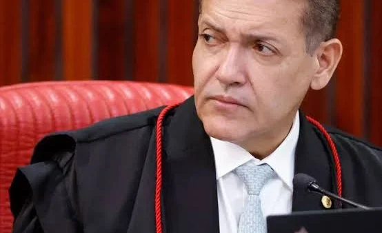 Kassio só vai liberar em 48 horas canal de Janones, mas poupa o de Flávio