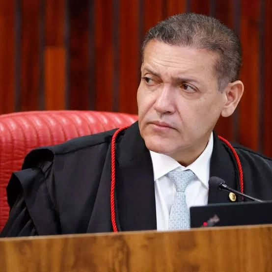 Kassio só vai liberar em 48 horas canal de Janones, mas poupa o de Flávio