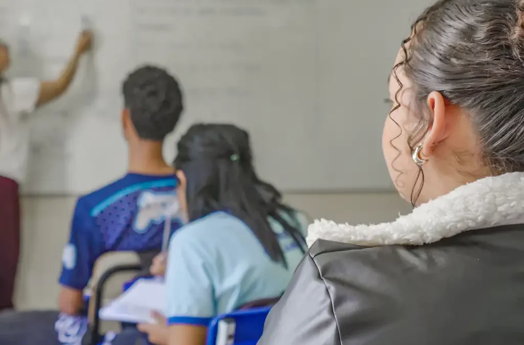 Relatório investiga fatores que levam professores a trabalhar em mais de uma escola
