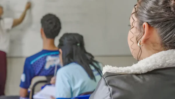 Relatório investiga fatores que levam professores a trabalhar em mais de uma escola