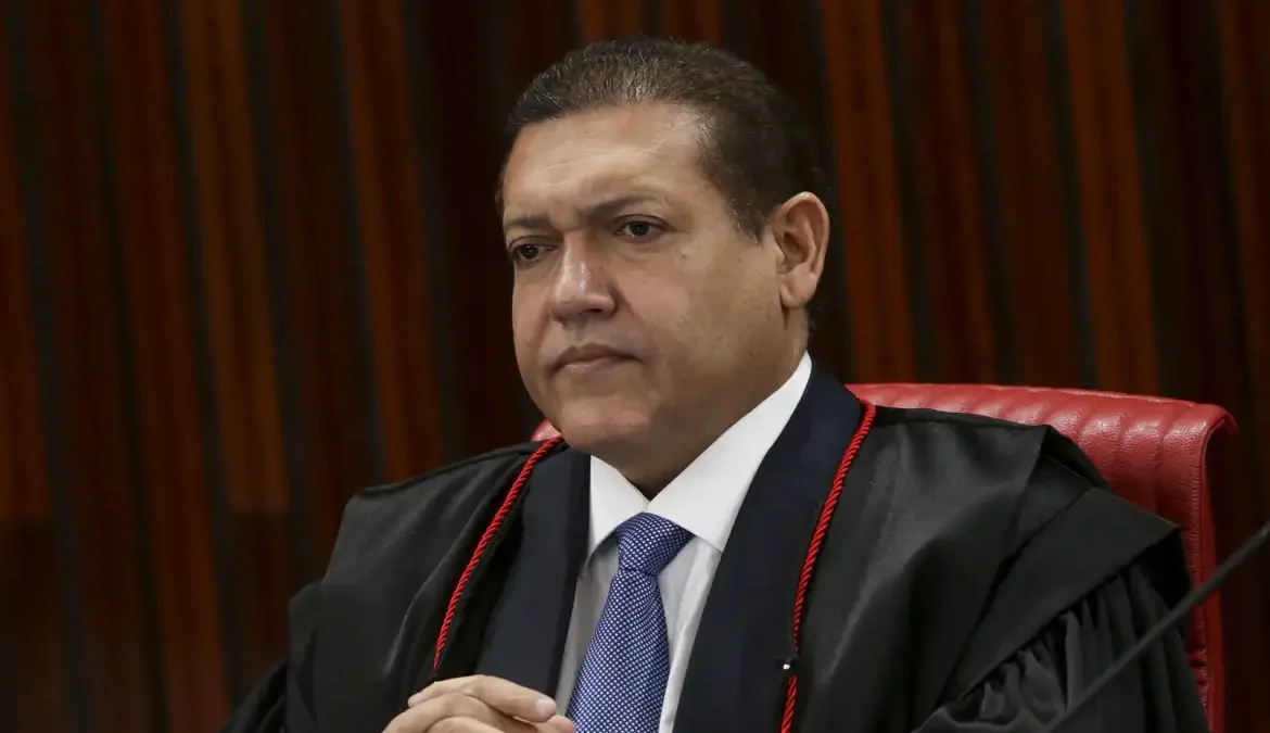 Após censurar ‘Exército do Lula’, Nunes Marques chama campanhas de Lula e Flávio para reunião