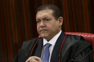 Após censurar ‘Exército do Lula’, Nunes Marques chama campanhas de Lula e Flávio para reunião