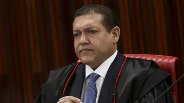 Após censurar ‘Exército do Lula’, Nunes Marques chama campanhas de Lula e Flávio para reunião