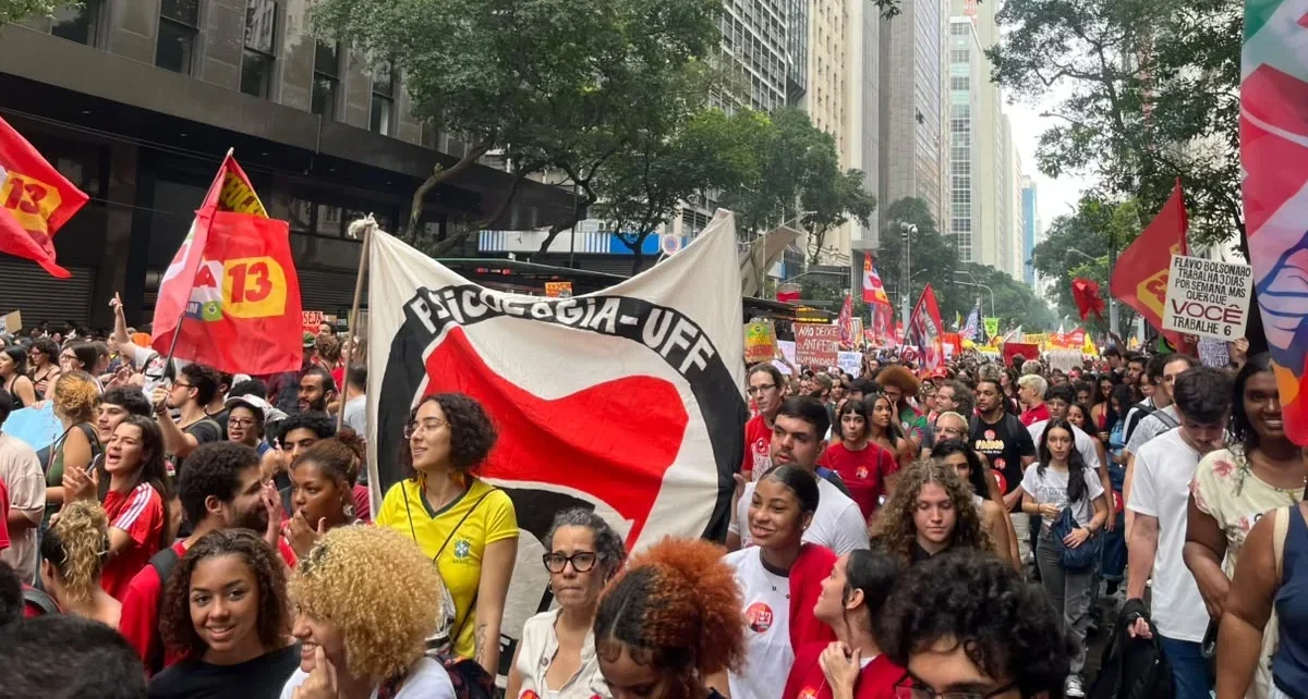 “Coragem” e “medo de ter direitos roubados” levam milhares de estudantes às ruas do país