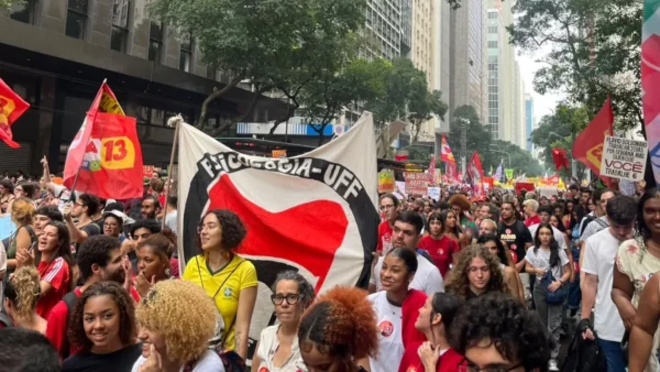 “Coragem” e “medo de ter direitos roubados” levam milhares de estudantes às ruas do país