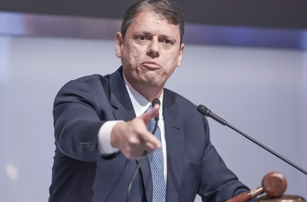 Tarcísio usa vídeo falso sobre ato de Lula e ataca quem não vota em Flávio Bolsonaro
